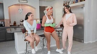 Kinky babes Violet Starr and Phoenix Marie have sex in a difficulty kitchen